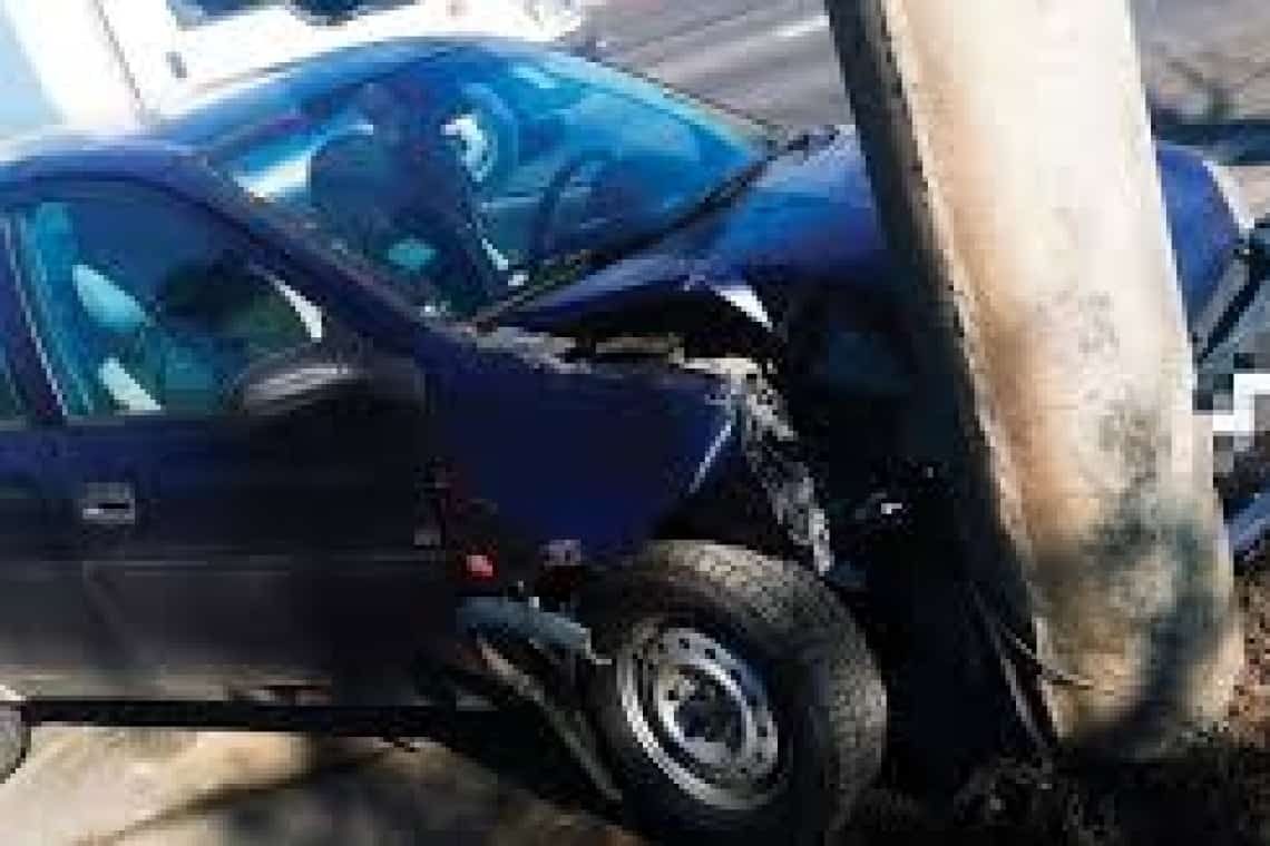 A intrat cu mașina într-un stâlp, pe Bulevardul București din Ploiești. Se pare că un alt autoturism i-a tăiat calea șoferului